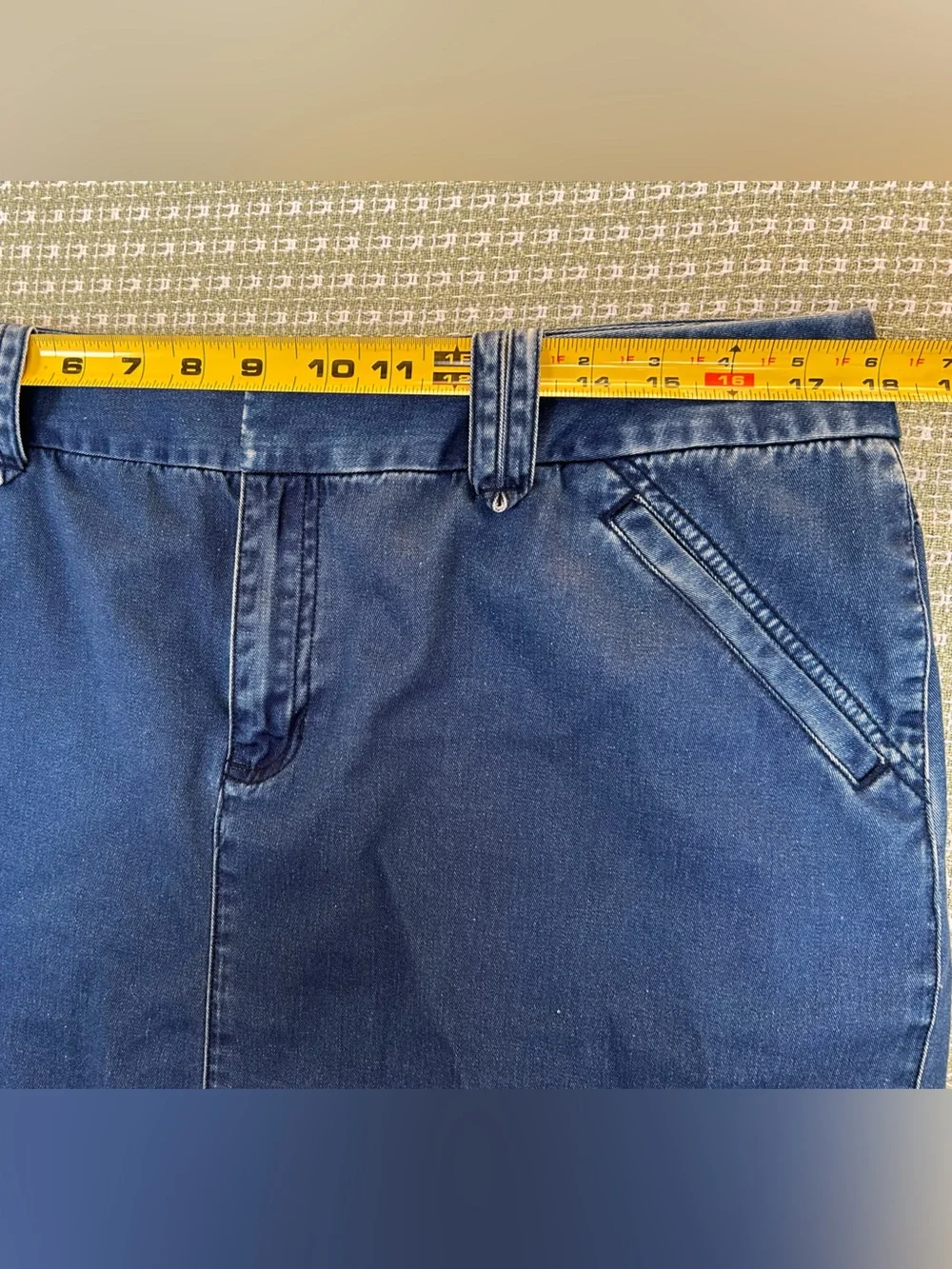 Liz Claiborne Indigo Denim above knee length Skirt, Sz 16. Soft denim,Belt loops